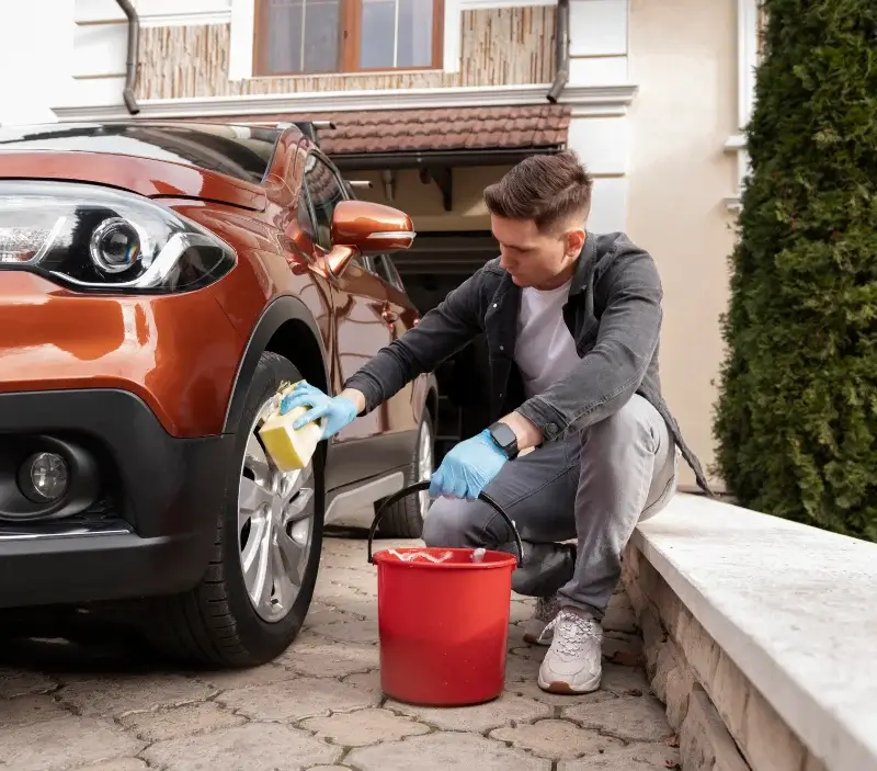 Lavage auto à domicile Beaumontois en Périgord : professionnel intervenant sur un véhicule